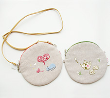 手刺繍ポーチ